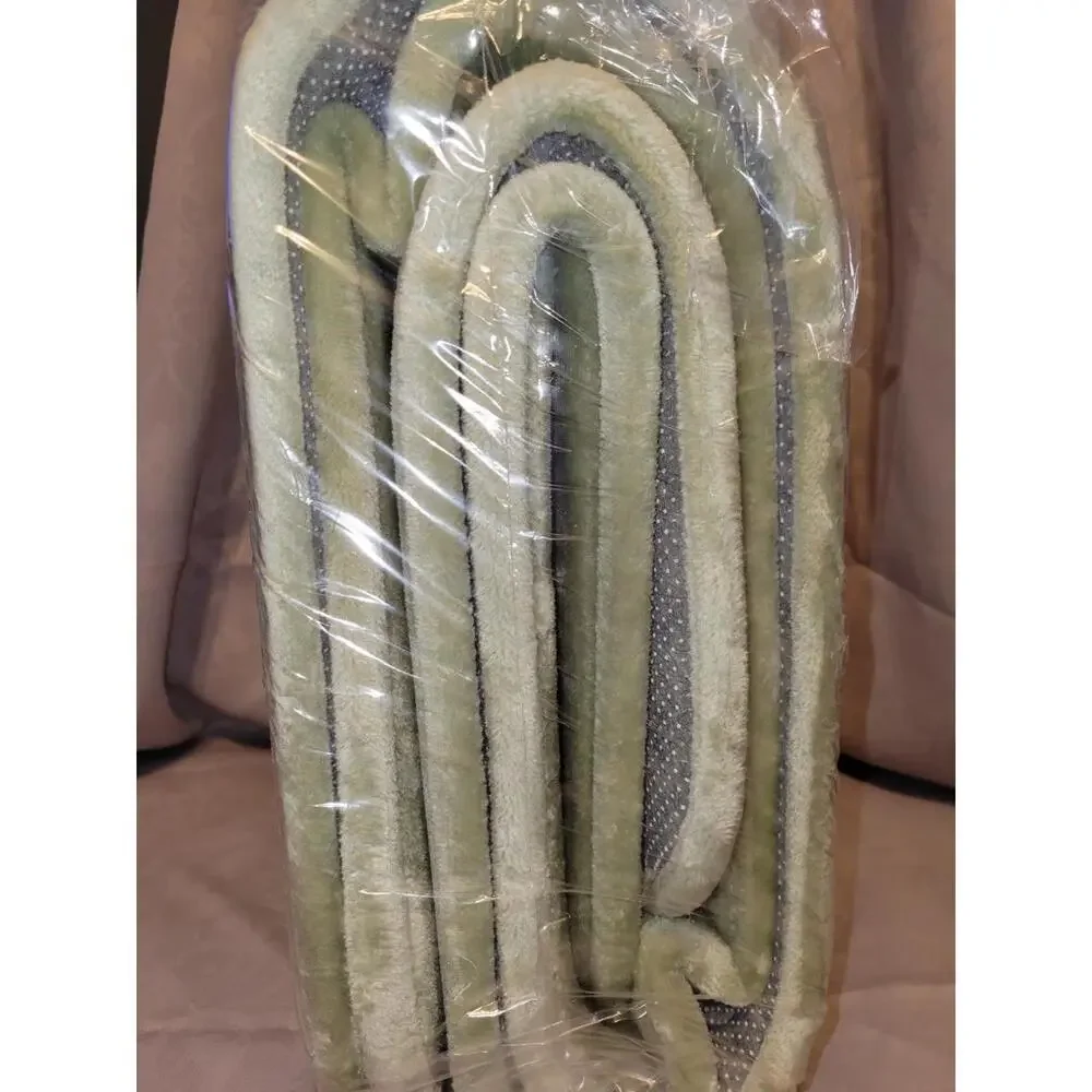 Lala Loom 60x24 Light Green Memory Foam Bath Rug - New - Factory Sealed